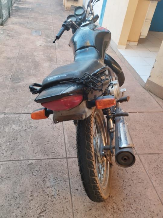 Foto 7 de 7 — Motociclista abandona moto e foge após fuga da PM no Jardim Arco Iris